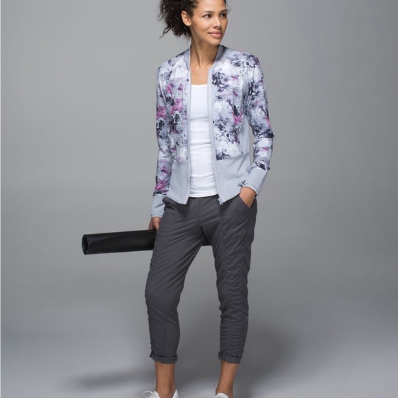 Lululemon If You're Lucky Jacket
Moody Mirage White Deep Navy / Silver Fox - Picture 4 of 13